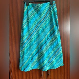 FINITY STUDIO Beautiful 100% Silk ,Lining ,Embroidered Skirt Size 6. L29”, W14”.